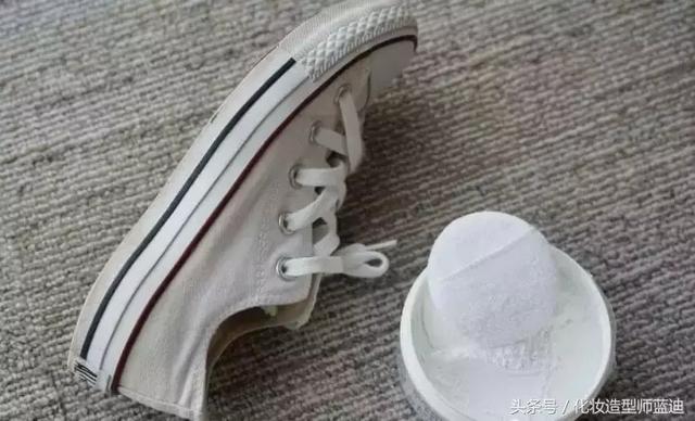 小白鞋脏了怎么洗，小白鞋脏了怎么洗白（小白鞋这样洗，变脏变黄都不怕）