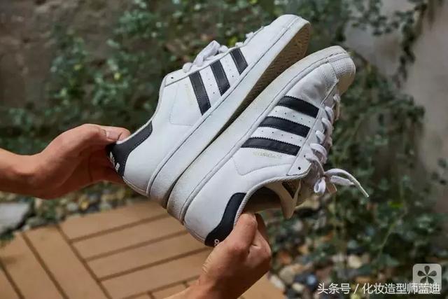 小白鞋脏了怎么洗，小白鞋脏了怎么洗白（小白鞋这样洗，变脏变黄都不怕）