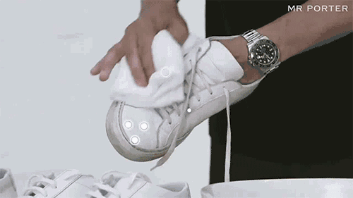 小白鞋脏了怎么洗，小白鞋脏了怎么洗白（小白鞋这样洗，变脏变黄都不怕）