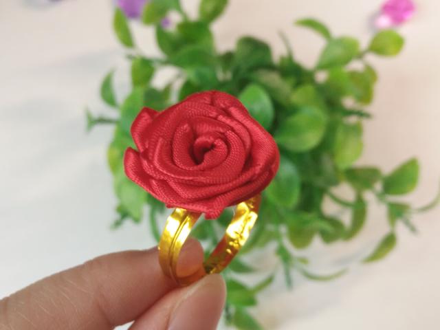 如何自己动手用铁丝做戒指，钢丝怎么做手工戒指（幼儿手工丝带玫瑰花戒指）