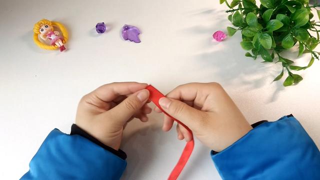 如何自己动手用铁丝做戒指，钢丝怎么做手工戒指（幼儿手工丝带玫瑰花戒指）