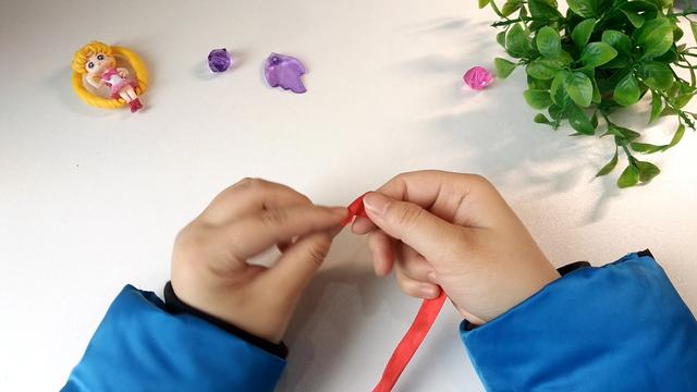 如何自己动手用铁丝做戒指，钢丝怎么做手工戒指（幼儿手工丝带玫瑰花戒指）
