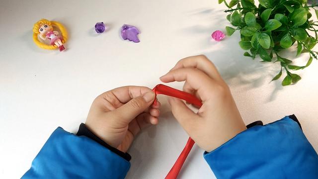 如何自己动手用铁丝做戒指，钢丝怎么做手工戒指（幼儿手工丝带玫瑰花戒指）
