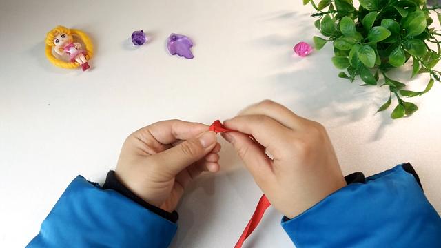 如何自己动手用铁丝做戒指，钢丝怎么做手工戒指（幼儿手工丝带玫瑰花戒指）