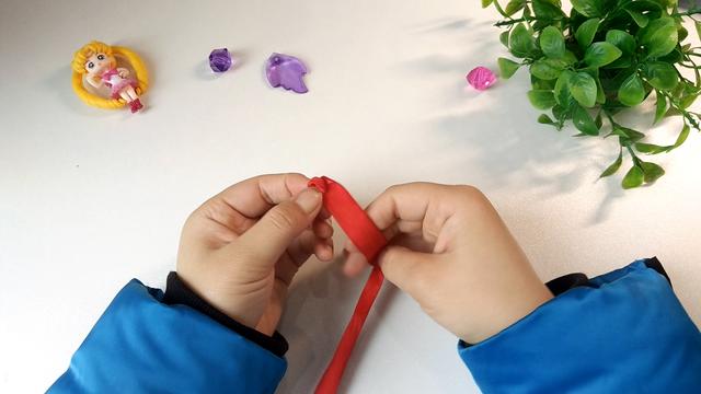 如何自己动手用铁丝做戒指，钢丝怎么做手工戒指（幼儿手工丝带玫瑰花戒指）