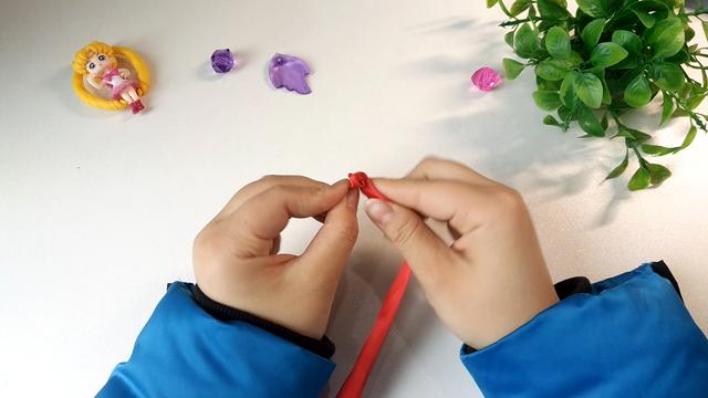如何自己动手用铁丝做戒指，钢丝怎么做手工戒指（幼儿手工丝带玫瑰花戒指）