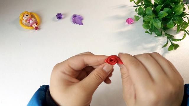 如何自己动手用铁丝做戒指，钢丝怎么做手工戒指（幼儿手工丝带玫瑰花戒指）