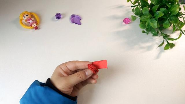如何自己动手用铁丝做戒指，钢丝怎么做手工戒指（幼儿手工丝带玫瑰花戒指）