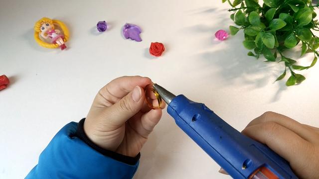 如何自己动手用铁丝做戒指，钢丝怎么做手工戒指（幼儿手工丝带玫瑰花戒指）