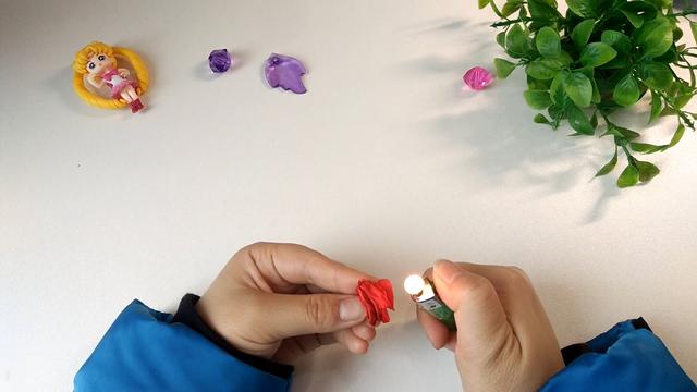 如何自己动手用铁丝做戒指，钢丝怎么做手工戒指（幼儿手工丝带玫瑰花戒指）