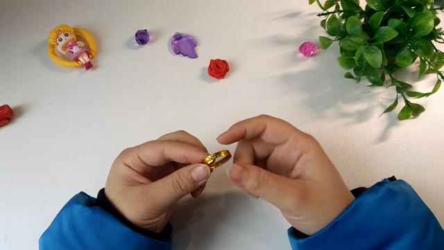 如何自己动手用铁丝做戒指，钢丝怎么做手工戒指（幼儿手工丝带玫瑰花戒指）