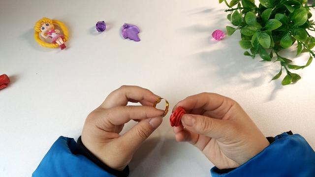 如何自己动手用铁丝做戒指，钢丝怎么做手工戒指（幼儿手工丝带玫瑰花戒指）