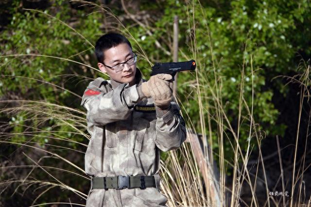 人像摄影《猎人野战基地之小教官风采》