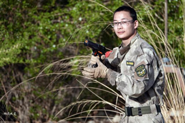 人像摄影《猎人野战基地之小教官风采》