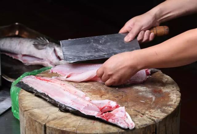 顺德鱼生是用什么鱼做的，顺德鱼生的做法（小小的配料要20多样）