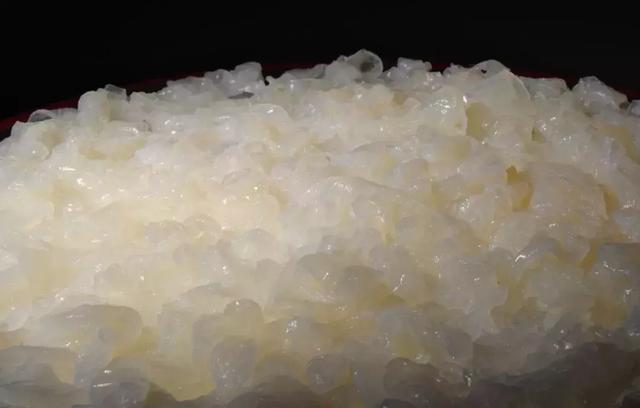 顺德鱼生是用什么鱼做的，顺德鱼生的做法（小小的配料要20多样）