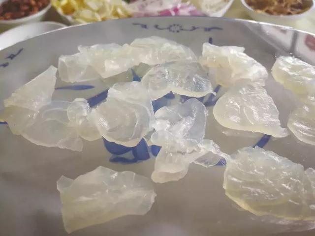 顺德鱼生是用什么鱼做的，顺德鱼生的做法（小小的配料要20多样）