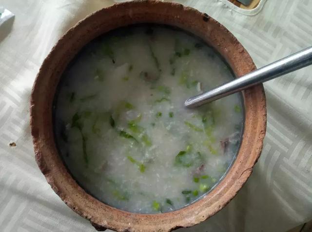 顺德鱼生是用什么鱼做的，顺德鱼生的做法（小小的配料要20多样）