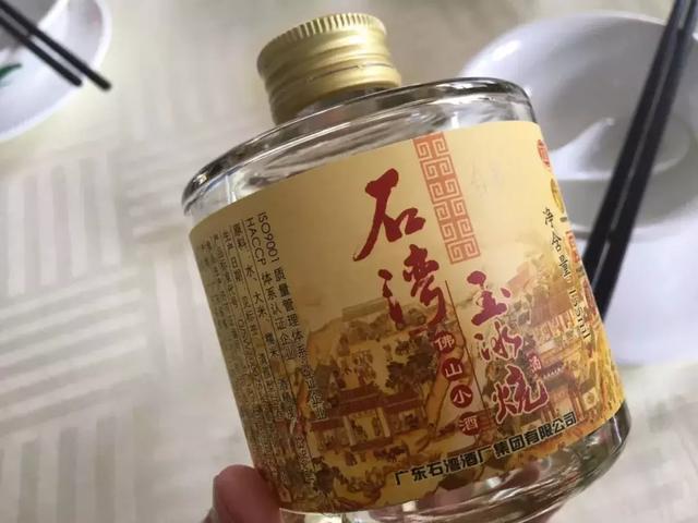 顺德鱼生是用什么鱼做的，顺德鱼生的做法（小小的配料要20多样）
