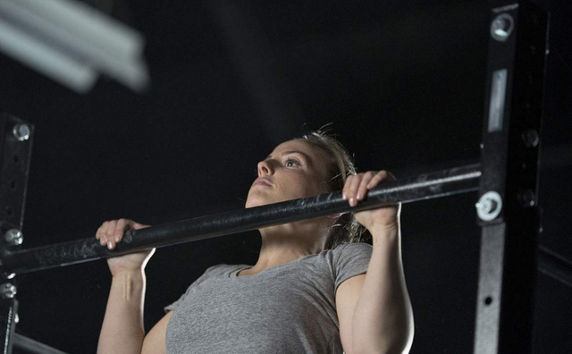 反手引体向上锻炼有什么好处，反手引体向上有用吗（正手和反手引体向上）