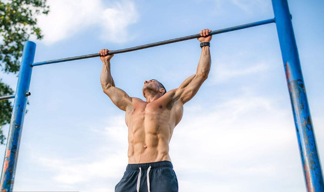 反手引体向上锻炼有什么好处，反手引体向上有用吗（正手和反手引体向上）