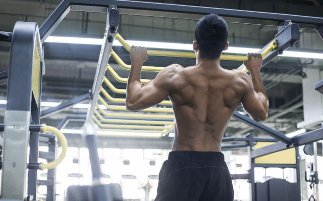 反手引体向上锻炼有什么好处，反手引体向上有用吗（正手和反手引体向上）