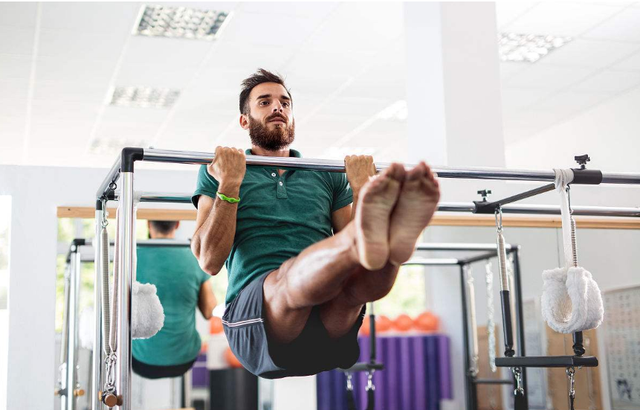 反手引体向上锻炼有什么好处，反手引体向上有用吗（正手和反手引体向上）