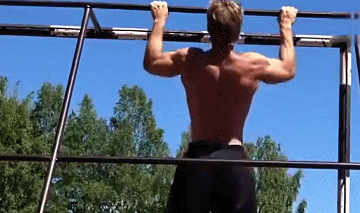 反手引体向上锻炼有什么好处，反手引体向上有用吗（正手和反手引体向上）