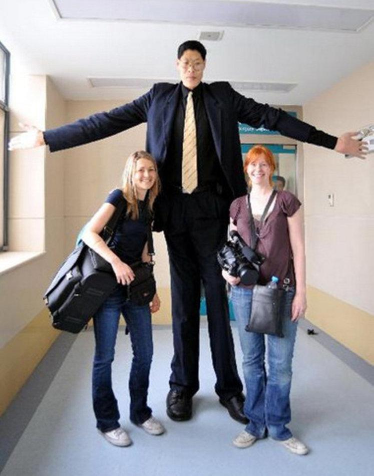 世界十大巨人排行榜,有一位是女巨人,最后一名比姚明还高9厘米!