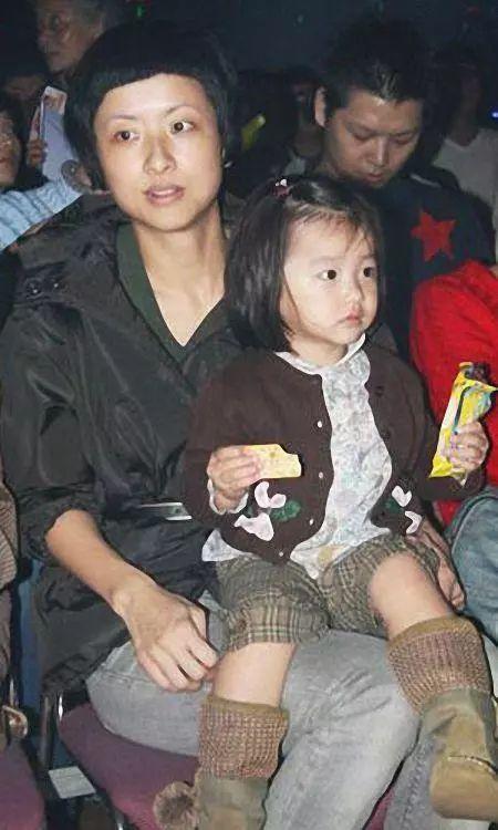 陈奕迅女儿14岁出落标致，这些年她的衣品有没有受徐濠萦影响？