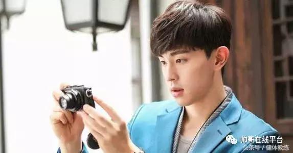 邓伦资料个人资料，邓伦资料个人资料结婚了（会勾魂的单眼皮萌帅小哥哥—邓伦揭秘邓伦强大背景及五段恋情介绍）