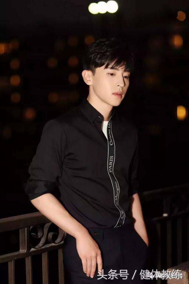 邓伦资料个人资料，邓伦资料个人资料结婚了（会勾魂的单眼皮萌帅小哥哥—邓伦揭秘邓伦强大背景及五段恋情介绍）