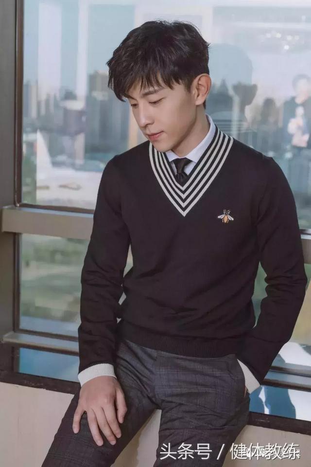 邓伦资料个人资料，邓伦资料个人资料结婚了（会勾魂的单眼皮萌帅小哥哥—邓伦揭秘邓伦强大背景及五段恋情介绍）