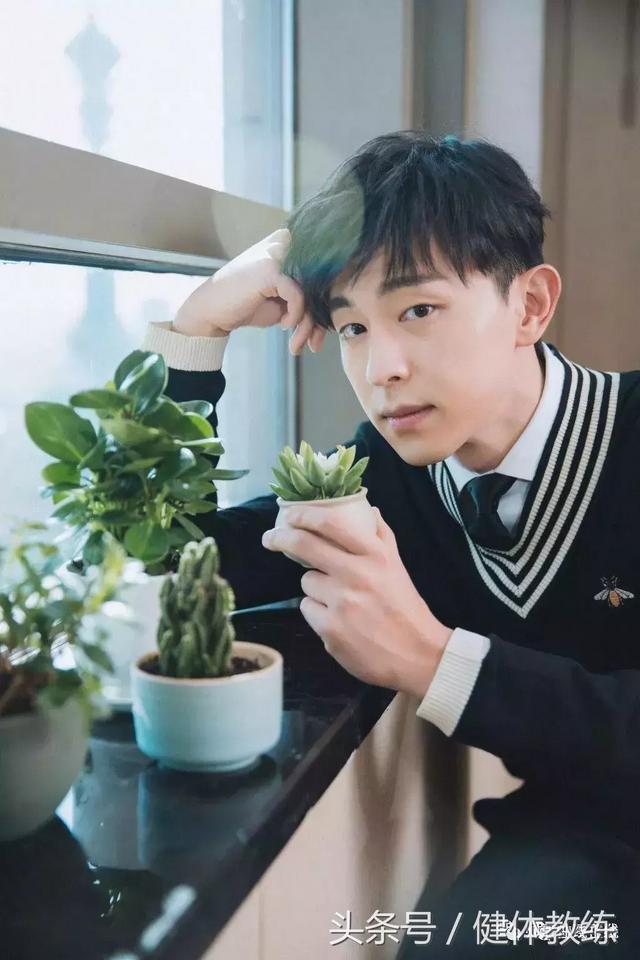 邓伦资料个人资料，邓伦资料个人资料结婚了（会勾魂的单眼皮萌帅小哥哥—邓伦揭秘邓伦强大背景及五段恋情介绍）