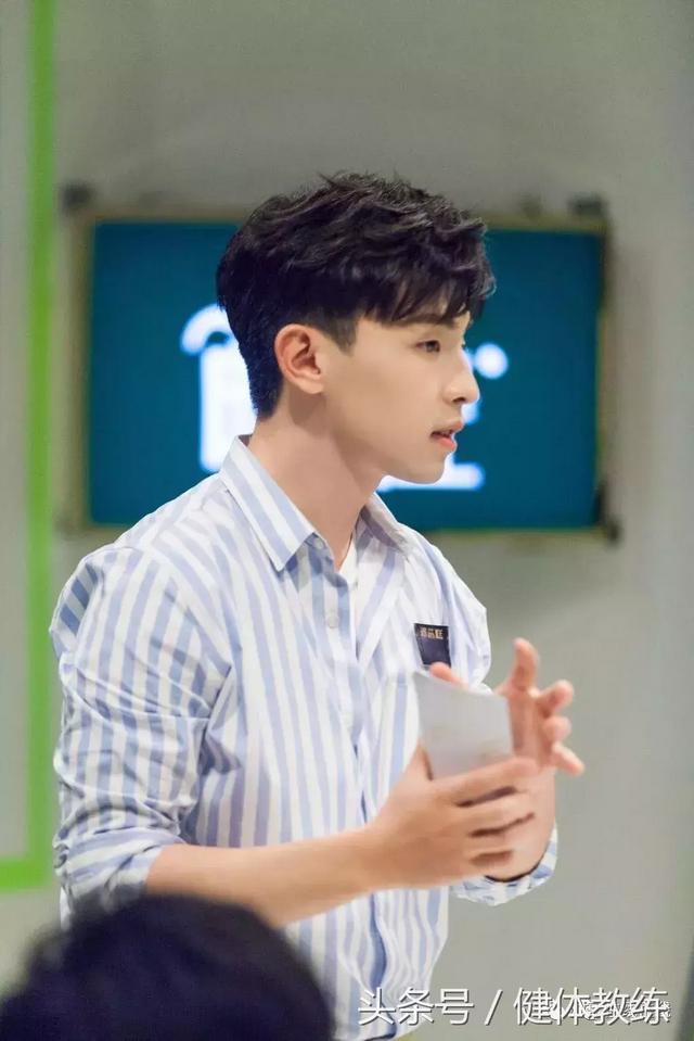 邓伦资料个人资料，邓伦资料个人资料结婚了（会勾魂的单眼皮萌帅小哥哥—邓伦揭秘邓伦强大背景及五段恋情介绍）