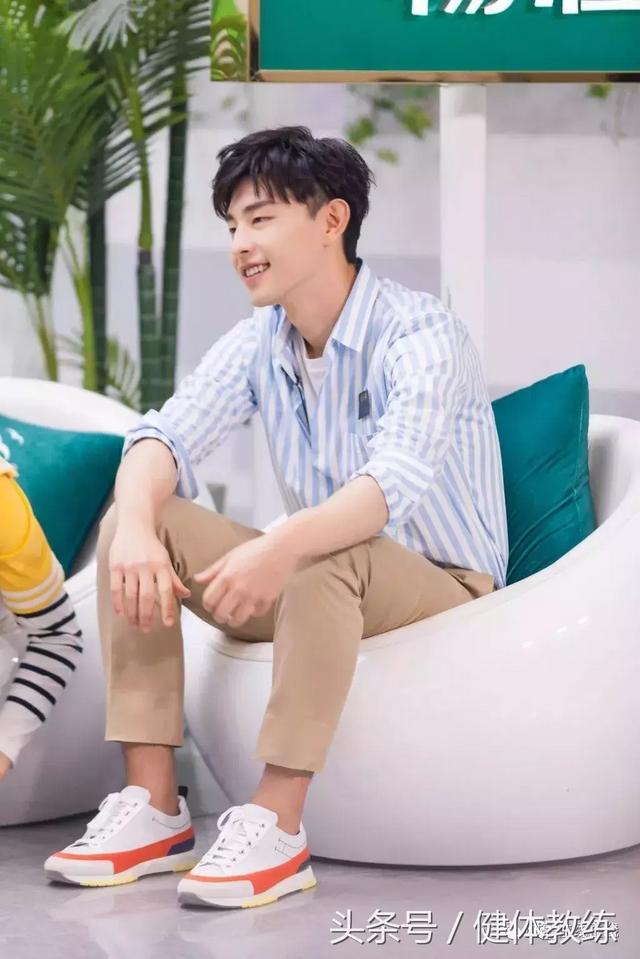 邓伦资料个人资料，邓伦资料个人资料结婚了（会勾魂的单眼皮萌帅小哥哥—邓伦揭秘邓伦强大背景及五段恋情介绍）