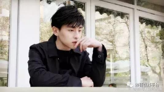 邓伦资料个人资料，邓伦资料个人资料结婚了（会勾魂的单眼皮萌帅小哥哥—邓伦揭秘邓伦强大背景及五段恋情介绍）