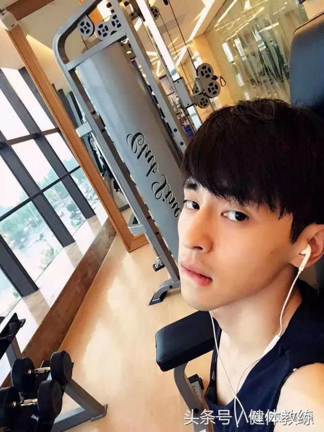 邓伦资料个人资料，邓伦资料个人资料结婚了（会勾魂的单眼皮萌帅小哥哥—邓伦揭秘邓伦强大背景及五段恋情介绍）