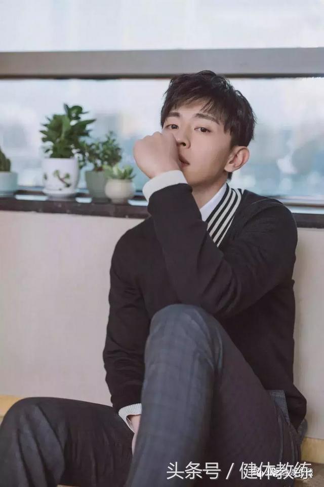 邓伦资料个人资料，邓伦资料个人资料结婚了（会勾魂的单眼皮萌帅小哥哥—邓伦揭秘邓伦强大背景及五段恋情介绍）