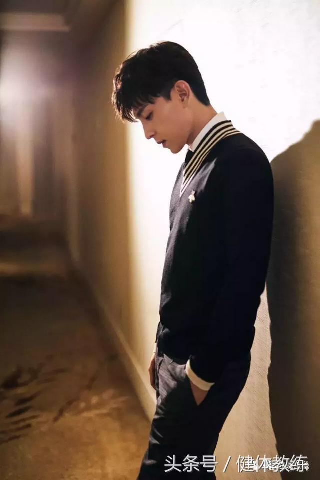 邓伦资料个人资料，邓伦资料个人资料结婚了（会勾魂的单眼皮萌帅小哥哥—邓伦揭秘邓伦强大背景及五段恋情介绍）