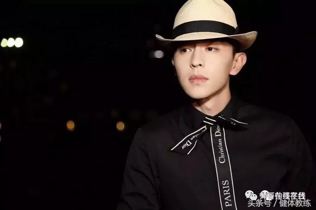 邓伦资料个人资料，邓伦资料个人资料结婚了（会勾魂的单眼皮萌帅小哥哥—邓伦揭秘邓伦强大背景及五段恋情介绍）