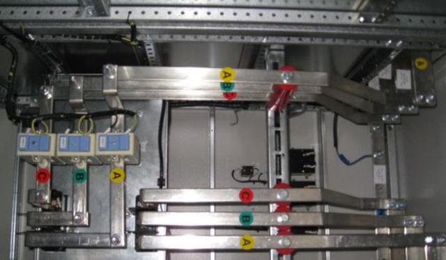 低压电容补偿柜原理，低压电容补偿柜原理图解（低压柜为什么要进行电容补偿）
