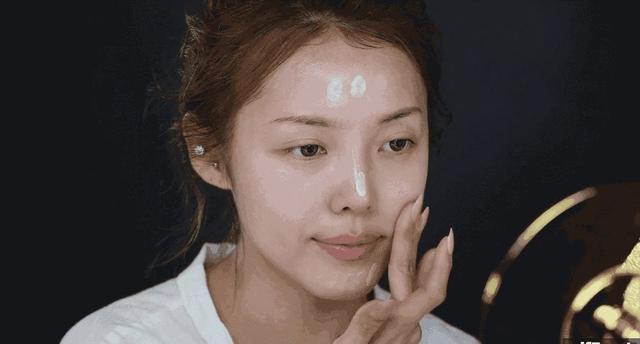 补妆用气垫还是粉饼，粉饼过期了可以用吗（夏日补妆应该用气垫BB还是粉饼）