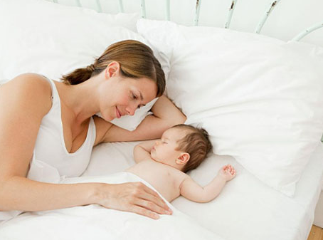 月子里哭生气会落下什么病根，月子里哭会落下什么病（做错了宝宝没“饭”吃）