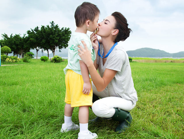 梦见别人抱着婴儿是什么预兆，梦见别人抱着婴儿预示什么（周公解梦丨梦见抱小孩也有男女之分）