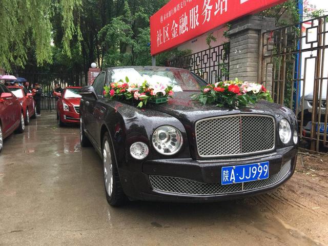 西安婚庆花车租赁公司推荐，西安婚车租赁有限公司（西安今日街头宾利带16辆凯迪拉克迎亲婚车引众人围观）