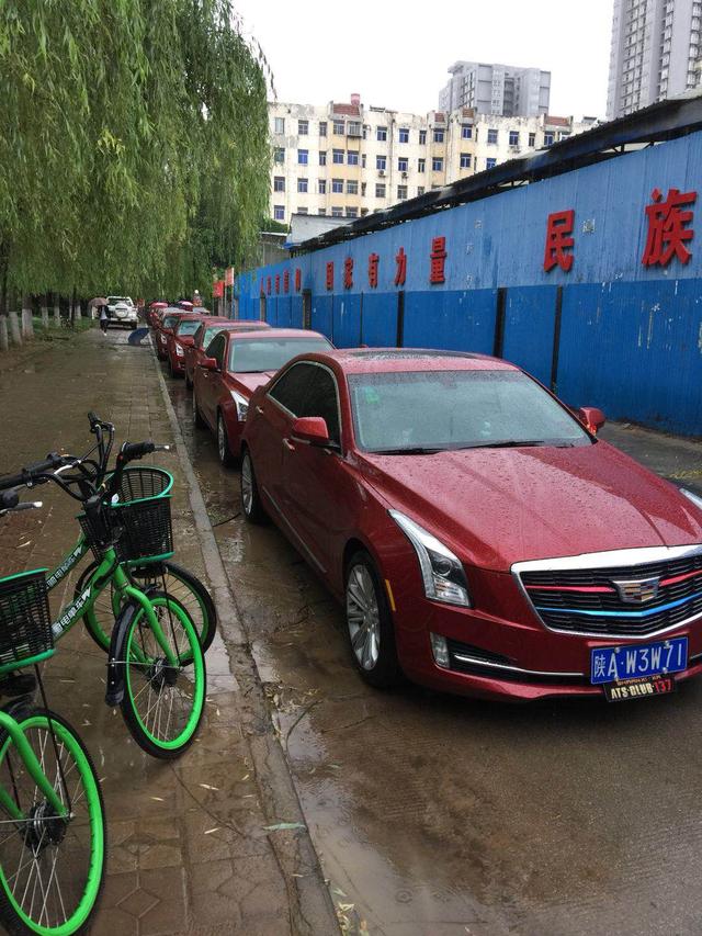 西安婚庆花车租赁公司推荐，西安婚车租赁有限公司（西安今日街头宾利带16辆凯迪拉克迎亲婚车引众人围观）