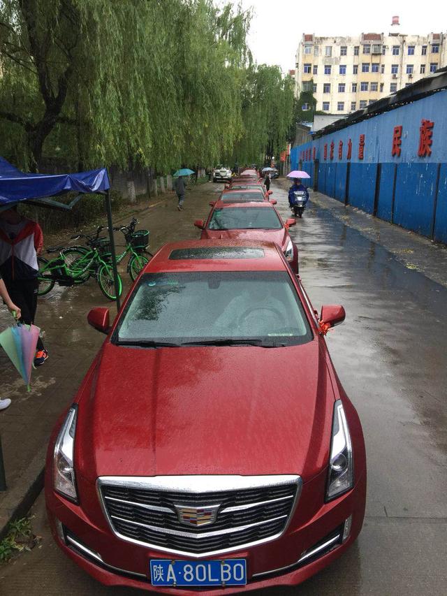 西安婚庆花车租赁公司推荐，西安婚车租赁有限公司（西安今日街头宾利带16辆凯迪拉克迎亲婚车引众人围观）