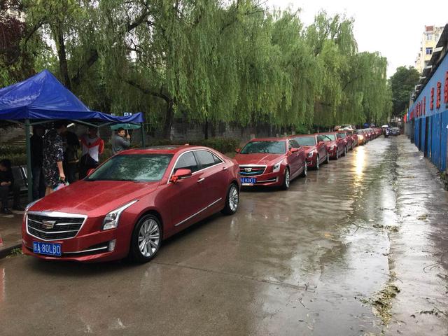 西安婚庆花车租赁公司推荐，西安婚车租赁有限公司（西安今日街头宾利带16辆凯迪拉克迎亲婚车引众人围观）