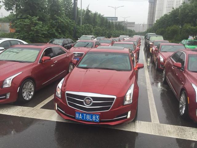 西安婚庆花车租赁公司推荐，西安婚车租赁有限公司（西安今日街头宾利带16辆凯迪拉克迎亲婚车引众人围观）